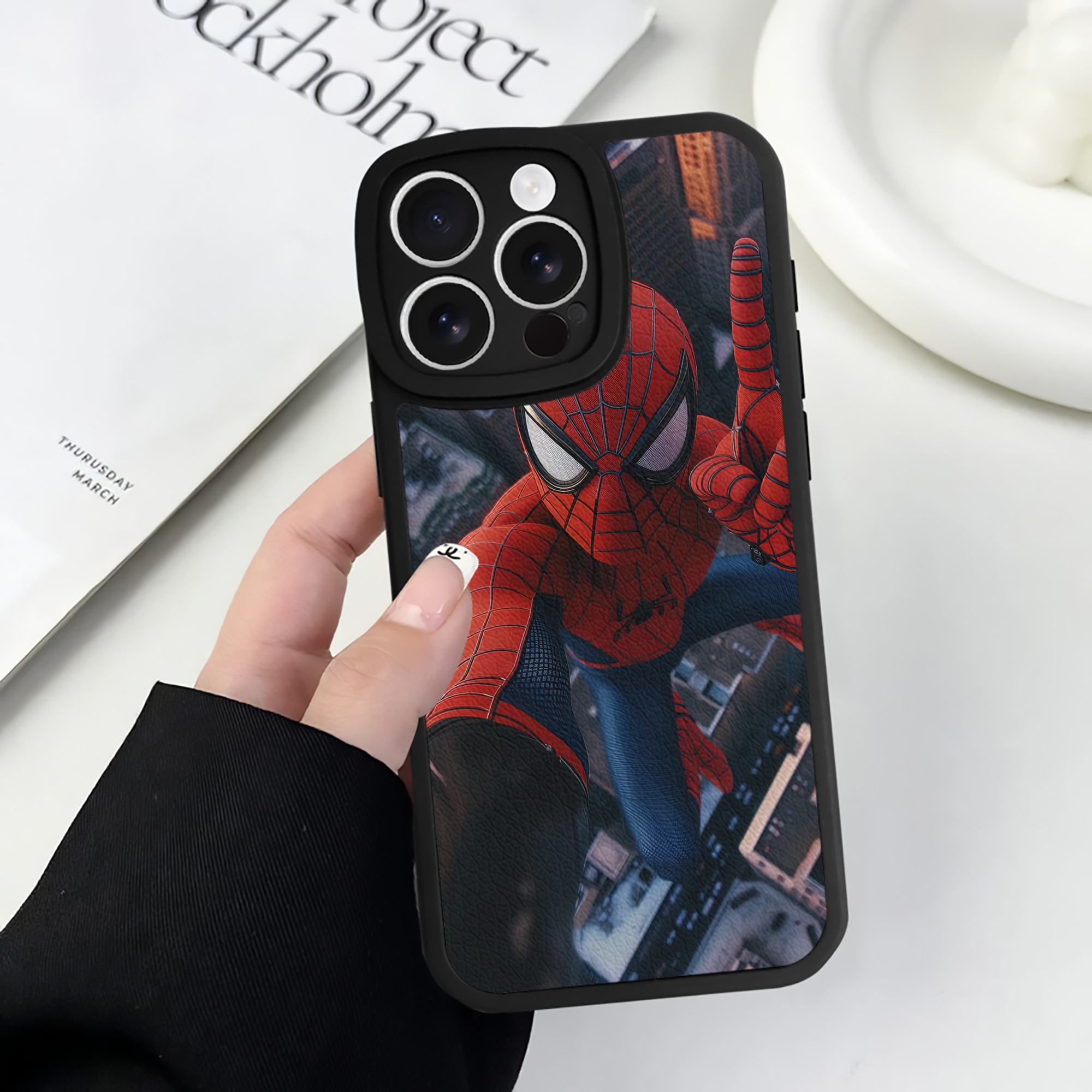 （画像用） Spider Man スパイダーマン 【iPhone 16シリーズ対応】シリコンスマホケース（レザー調） 材質：シリコン